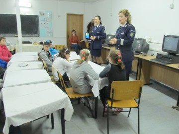 Poliţiştii constănţeni, în vizită la Şcoala 20